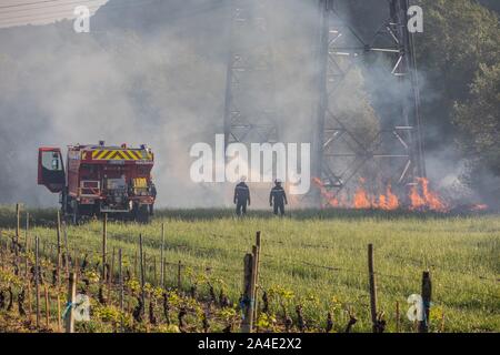 CCF 4000 e vigile del fuoco estinzione di un incendio a spazzola (ANCE) sotto alta tensione tralicci, i servizi di emergenza CENTRO DI CHAMBERY, LES MARCHE, SAVOY (73), Francia Foto Stock