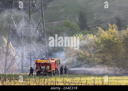 CCF 4000 e vigile del fuoco estinzione di un incendio a spazzola (ANCE) sotto alta tensione tralicci, i servizi di emergenza CENTRO DI CHAMBERY, LES MARCHE, SAVOY (73), Francia Foto Stock