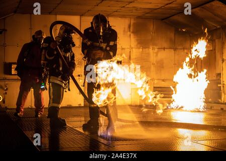 POOL FIRE NEL TUNNEL DI FUOCO, ISTRUZIONE E TRAINING CENTER per tunnel tecniche di intervento (CFETIT), la formazione del tunnel stradale del team di intervento, Modane (73) FRANCIA Foto Stock