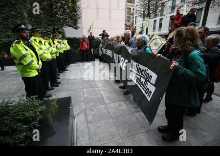 I manifestanti di dimostrare al di fuori della sede di BlackRock in Throgmorton Avenue a Londra, durante un'Estinzione Rebelliong (XR) cambiamenti climatici protesta. Foto Stock