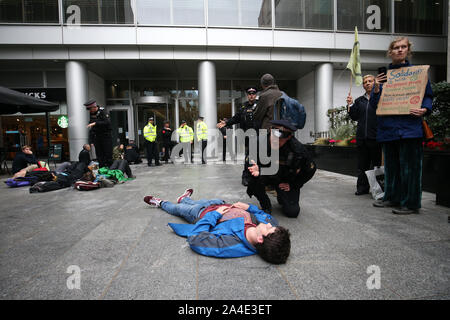 I manifestanti di dimostrare al di fuori della sede di BlackRock in Throgmorton Avenue a Londra, durante un'Estinzione Rebelliong (XR) cambiamenti climatici protesta. Foto Stock