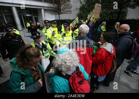 I manifestanti di dimostrare al di fuori della sede di BlackRock in Throgmorton Avenue a Londra, durante un'Estinzione Rebelliong (XR) cambiamenti climatici protesta. Foto Stock