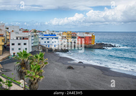 Playa Jardin nella cittadina turistica di Puerto de la Cruz, nel nord di Tenerife. Jardin spiaggia con sabbia nera è una delle spiagge più famose in T Foto Stock