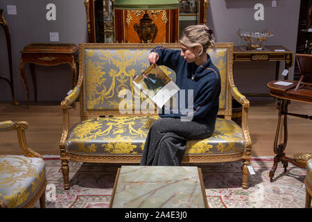 Bonhams, New Bond Street, Londra, Regno Unito. Il 14 ottobre 2019. Il contenuto di uno dei più importanti residenze private in Lettonia, Villa Mündel in Riga, sulla vista prima della loro vendita il 16 ottobre. Immagine: una multa francese tardo XIX secolo scolpito giltwood salon suite, in stile Luigi XVI, preventivo: £4,000-6,000. Credito: Malcolm Park/Alamy Live News. Foto Stock