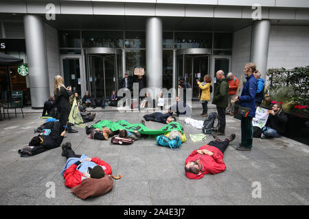 I manifestanti di dimostrare al di fuori della sede di BlackRock in Throgmorton Avenue a Londra, durante un'Estinzione Rebelliong (XR) cambiamenti climatici protesta. Foto Stock