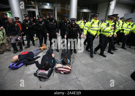 I manifestanti di dimostrare al di fuori della sede di BlackRock in Throgmorton Avenue a Londra, durante un'Estinzione Rebelliong (XR) cambiamenti climatici protesta. Foto Stock