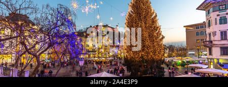 Lubiana romantica del centro città decorate per le vacanze di Natale. Preseren square, Lubiana, Slovenia, Europa Foto Stock