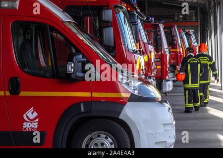 GARAGE PER I VEICOLI ANTINCENDIO E DI SOCCORSO AL REPARTO CIS DI ALENCON (61), Francia Foto Stock