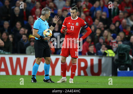 Cardiff, Regno Unito. Xiii oct, 2019. Gareth Bale del Galles parla con arbitro Bjorn Kuipers .UEFA EURO 2020 il qualificatore corrispondono, Galles v Croazia al Cardiff City Stadium di Cardiff, Galles del Sud domenica 13 ottobre 2019. pic da Andrew Orchard /Andrew Orchard fotografia sportiva/Alamy live News solo uso editoriale Credito: Andrew Orchard fotografia sportiva/Alamy Live News Foto Stock