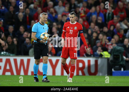 Cardiff, Regno Unito. Xiii oct, 2019. Gareth Bale del Galles parla con arbitro Bjorn Kuipers .UEFA EURO 2020 il qualificatore corrispondono, Galles v Croazia al Cardiff City Stadium di Cardiff, Galles del Sud domenica 13 ottobre 2019. pic da Andrew Orchard /Andrew Orchard fotografia sportiva/Alamy live News solo uso editoriale Credito: Andrew Orchard fotografia sportiva/Alamy Live News Foto Stock