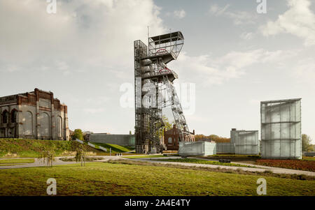 KATOWICE, Polonia - 12 ottobre 2019: edifici del museo di Slesia con un albero dell'ex miniera di carbone "Katowice', ora adattato come una torre di osservazione Foto Stock