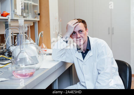 Ai giovani scienziati dorme in laboratorio esperimenti di chimica Foto Stock