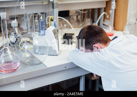 Ai giovani scienziati dorme in laboratorio esperimenti di chimica Foto Stock