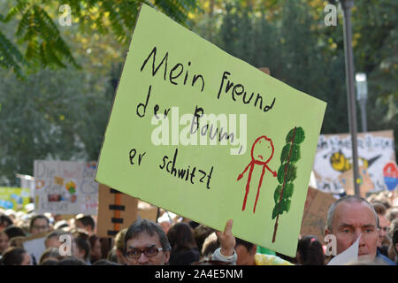 Heidelberg, Germania - Settembre 2019: segno di protesta dicendo di cartone 'my amico, l'albero, è sudorazione' in tedesco durante il venerdì per colpire il futuro Foto Stock