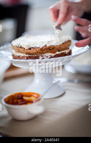 Creazione di una deliziosa multi-layered cake a casa Foto Stock