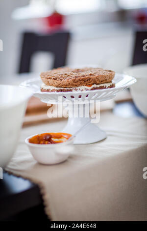 Creazione di una deliziosa multi-layered cake a casa Foto Stock