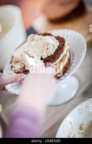 Creazione di una deliziosa multi-layered cake a casa Foto Stock