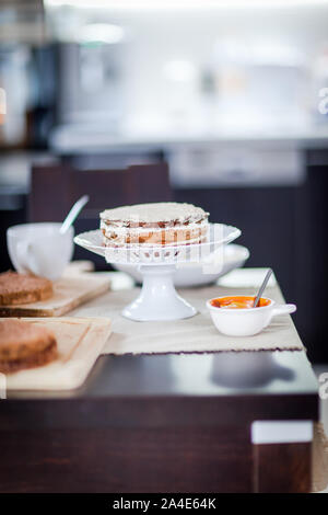 Creazione di una deliziosa multi-layered cake a casa Foto Stock