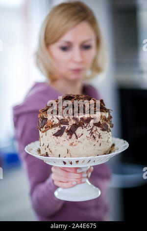 Creazione di una deliziosa multi-layered cake a casa Foto Stock