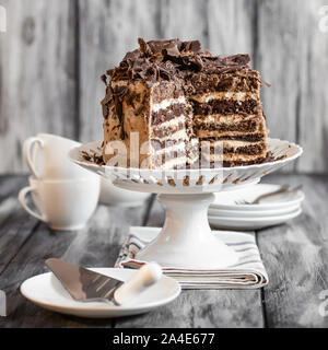 Creazione di una deliziosa multi-layered cake a casa Foto Stock