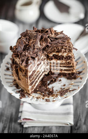 Creazione di una deliziosa multi-layered cake a casa Foto Stock