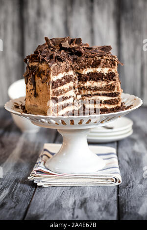 Creazione di una deliziosa multi-layered cake a casa Foto Stock