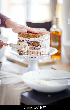 Creazione di una deliziosa multi-layered cake a casa Foto Stock