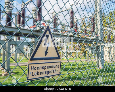 Bobine elettriche e trasformatori di segno di avvertimento in tedesco Foto Stock