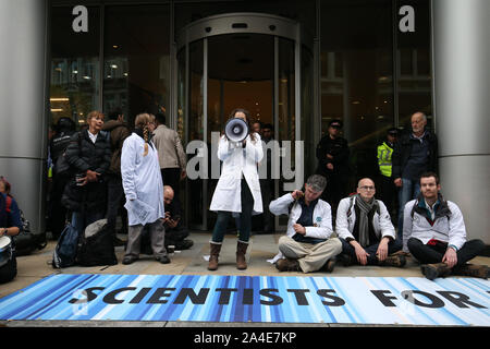 I dimostranti fuori del BlackRock sede in Throgmorton Avenue a Londra, durante una ribellione di estinzione (XR) cambiamenti climatici protesta. Foto Stock