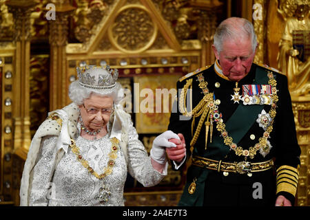 La regina Elisabetta II, accompagnata dal Principe di Galles, offre la regina del discorso durante lo stato apertura del Parlamento alla House of Lords presso il Palazzo di Westminster a Londra. Foto Stock