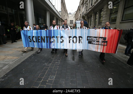 I dimostranti fuori del BlackRock sede in Throgmorton Avenue a Londra, durante una ribellione di estinzione (XR) cambiamenti climatici protesta. Foto Stock