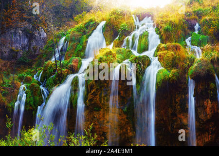 Flussi di acqua di incredibile cascata nel Parco Nazionale dei laghi di Plitvice. Il parco nazionale di Plitvice, Croazia. Fotografia di paesaggi Foto Stock