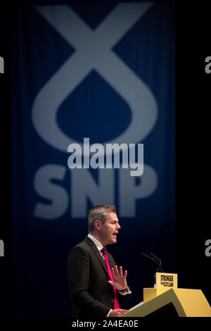 Il segretario delle finanze Derek Mackay risolve i delegati durante il 2019 SNP autunno conferenza presso l'evento complesso in Aberdeen. Foto Stock