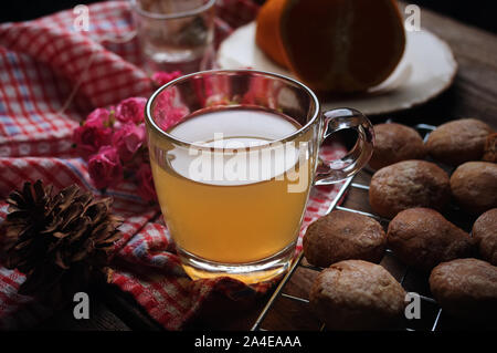 Una tazza di acqua calda tè alle erbe Foto Stock