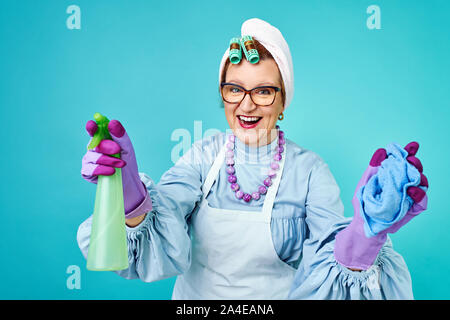 Donna delle pulizie divertente. Anziani funny casalinga ingannare circa con una scopa. Corpo pieno isolato. Pulizia comico lady, vecchia donna funky Foto Stock