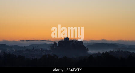 Castello di Weitra & città di Weitra all alba di una nebbia di mattina autunnale, Waldviertel, Austria Foto Stock