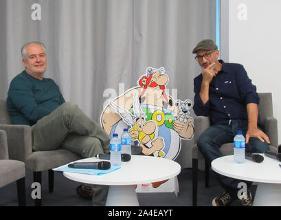 13 dicembre 2019, France (Francia), Vanves: Didier Conrad (l), illustratore di Asterix e Obelix figure, e Jean-Yves Ferri, copywriter, durante la presentazione del prossimo asterisco problema alla Hachette Livre publishing house vicino a Parigi. La trentottesima Asterix volume sarà pubblicato il 24 ottobre in circa 30 paesi, in Germania sotto il titolo 'Die Tochter des Vercingetorige'. (A dpa 'l'adrenalina confonde la nuova avventura di Asterix") Foto: Sabine Glaubitz/dpa Foto Stock