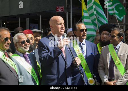 NYPD commissario di polizia James P. O'Neill parla ed è un maresciallo onorario presso il musulmano americano parata del giorno su Madison Avenue a New York City. Foto Stock