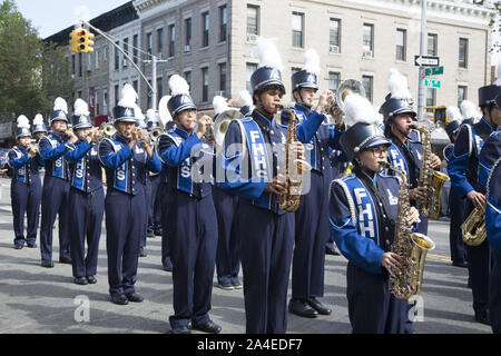 Ragamuffin annuale parata sulla Terza Avenue a Bay Ridge, Brooklyn, New York City. Il altamente compiuta Dal Fort Hamilton High School Marching Band è un punto culminante della sfilata. Foto Stock