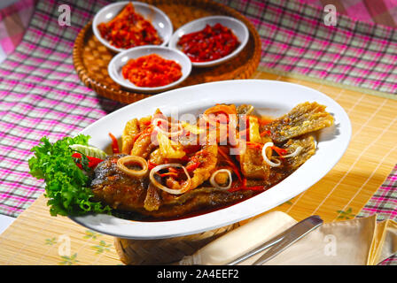 Mescolare frittura di pesce speziato, piatto indonesiano Foto Stock