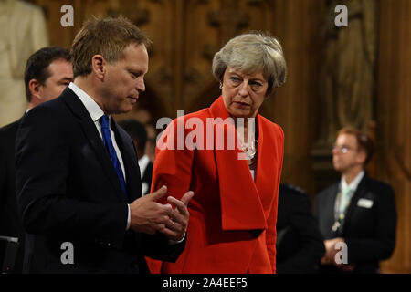 MP conservatore ed ex primo ministro Theresa Maggio colloqui con il Segretario dei trasporti Grant Shapps nella hall centrale come essi tornare indietro a piedi alla House of Commons regina dopo la parola durante lo stato apertura della cerimonia del Parlamento europeo a Londra. Foto Stock