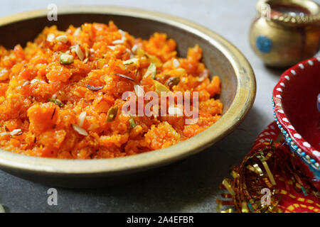 In casa la carota Halwa /Indian Festival Diwali dolce, il fuoco selettivo Foto Stock