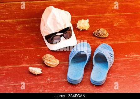 Estate vacanze in spiaggia oggetti e accessori su una superficie di legno. Foto Stock