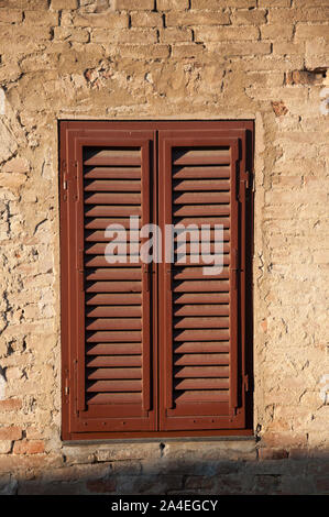 Visualizzazione di una finestra a San Gimignano, Italia Foto Stock