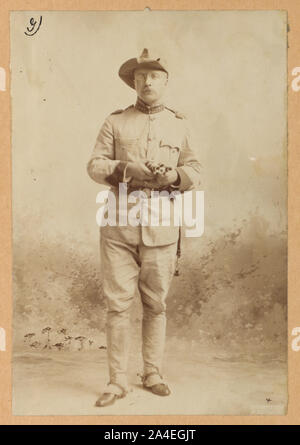 Theodore Roosevelt e a piena lunghezza verticale, rivolto verso la parte anteriore, in uniforme Foto Stock