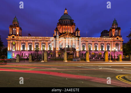 Illuminata Municipio di Belfast, Belfast, Irlanda del Nord Foto Stock