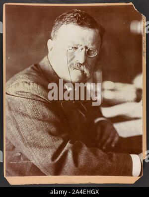 Theodore Roosevelt, testa e spalle ritratto, rivolto verso destra con la testa ruotata parte anteriore Foto Stock