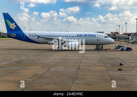 VIENTIANE, Laos, Ott 28 2016, aereo di Lao Airlines permanente al Wattay Aeroporto Internazionale di Vientiane, la capitale del Laos. Foto Stock