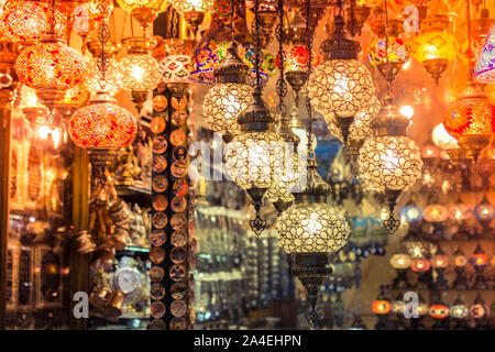 Stile ottomano colorato mosaico lampade in Istanbul Turchia Foto Stock