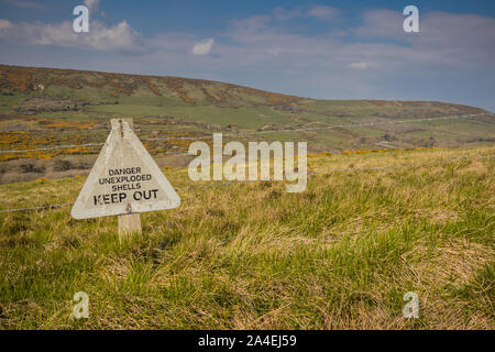 Clifftop cartello di avviso per il tiro a Lulworth intervallo vicino Tyneham, Dorset, Regno Unito Foto Stock